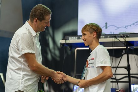 Jakub Wisełka odbiera nagrodę z rąk przewodniczącego